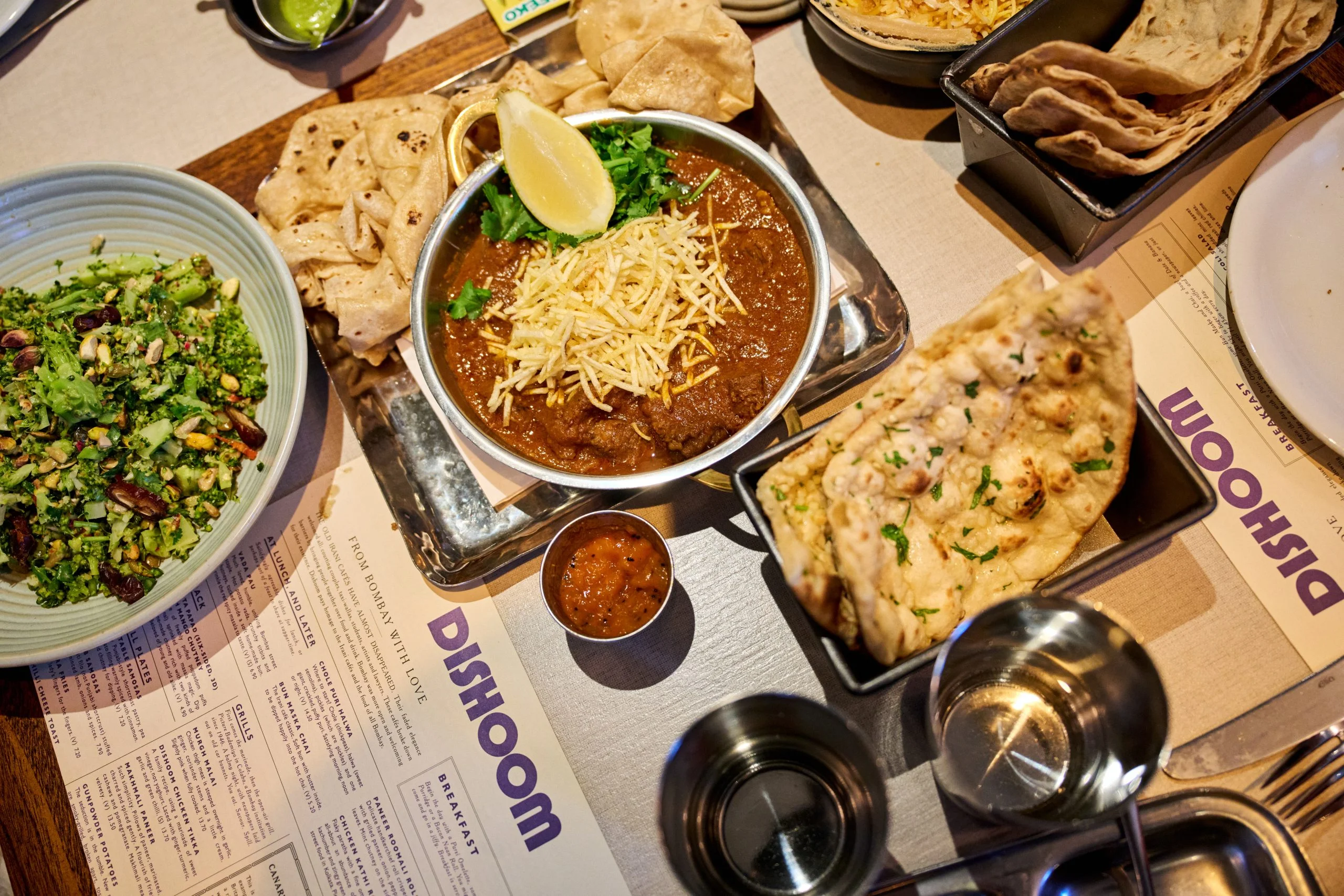 De keten Dishoom staat bekend om authentieke Indiase gerechten 